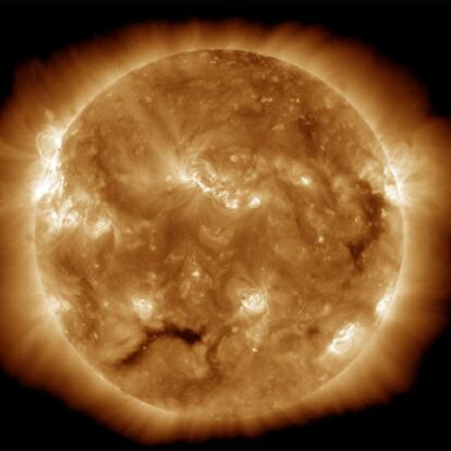 El Sol visto ayer por el observatorio espacial <i>SDO</i>, que observa la estrella constantemente.