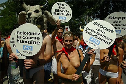 Miembros del colectivo PETA protestan ayer en Pamplona contra la fiesta de los toros.