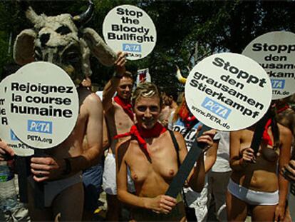 Miembros del colectivo PETA protestan ayer en Pamplona contra la fiesta de los toros.