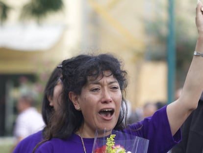 La madre de Lesvy, Araceli Osorio, celebra la decisión de los jueces a la salida del tribunal.