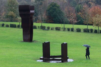 Chillida-Leku bajo la lluvia, en una fotografía tomada ayer en el museo al aire libre situado a las afueras de San Sebastián.