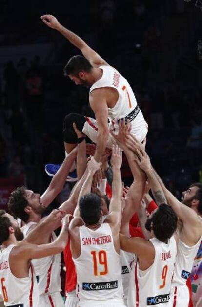 Los jugadores de la selección mantean a Juan Carlos Navarro