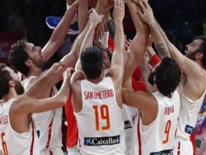 Los jugadores de la selección mantean a Juan Carlos Navarro