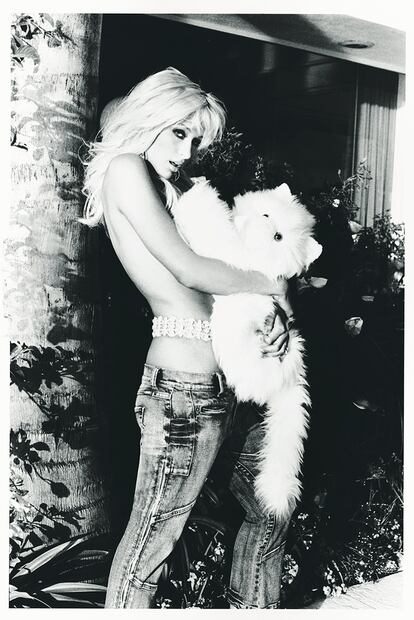 Paris Hilton, por Ellen Von Unwerth, en Malibú, en 2004.