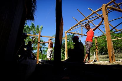 Trabalhadores descansam durante a construção de uma casa em uma fazenda perto da cidade de Santo Domingo, na Sierra Maestra (Cuba).