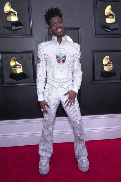 Lil Nas X con traje bordado de Balmain.