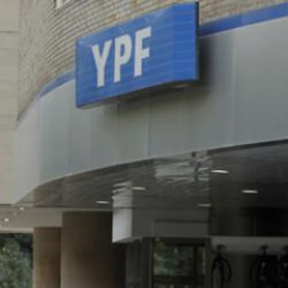 Varios vehículos llegan a una gasolinera de la petrolera YPF