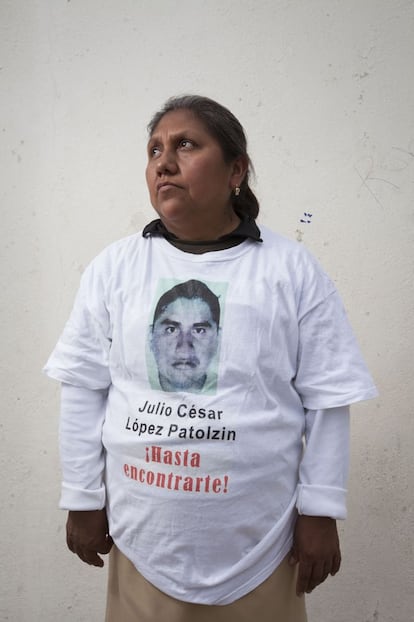 Joaquina Patolzín, madre del normalista desaparecido Julio César López Patolzin, posa al final de la manifestación por la presentación con vida de los 43 normalistas desaparecidos en Iguala. Tixtla, Guerrero (México).