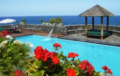 Piscina del hotel Costa Salada, en Tenerife.