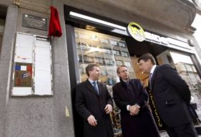 El alcalde de Burgos, Javier Lacalle (i), junto al presidente de la Agencia EFE, José Antonio Vera (c), y el delegado de la agencia en Castilla y León, Pedro Damián Pérez (d), junto a la placa descubierta a las puertas del edificio donde se situó la primera sede de la agencia en Burgos.