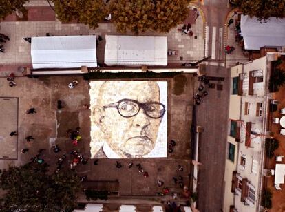 Cientos de libros dibujan el rostro de Salvador Espriu en Barcelona.