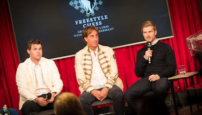 Carlsen junto al mecenas Jan Henric Buettner (centro), fundador de Freestyle Chess, y el consejero delegado, Thomas Hersch, este viernes en Weissenhaus (Alemania)