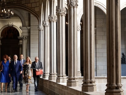 El alcalde de Barcelona, Jaume Collboni, rodeado de parte de su equipo, antes de la primera comisión de Gobierno del mandato, en la galería Gótica del Ayuntamiento.