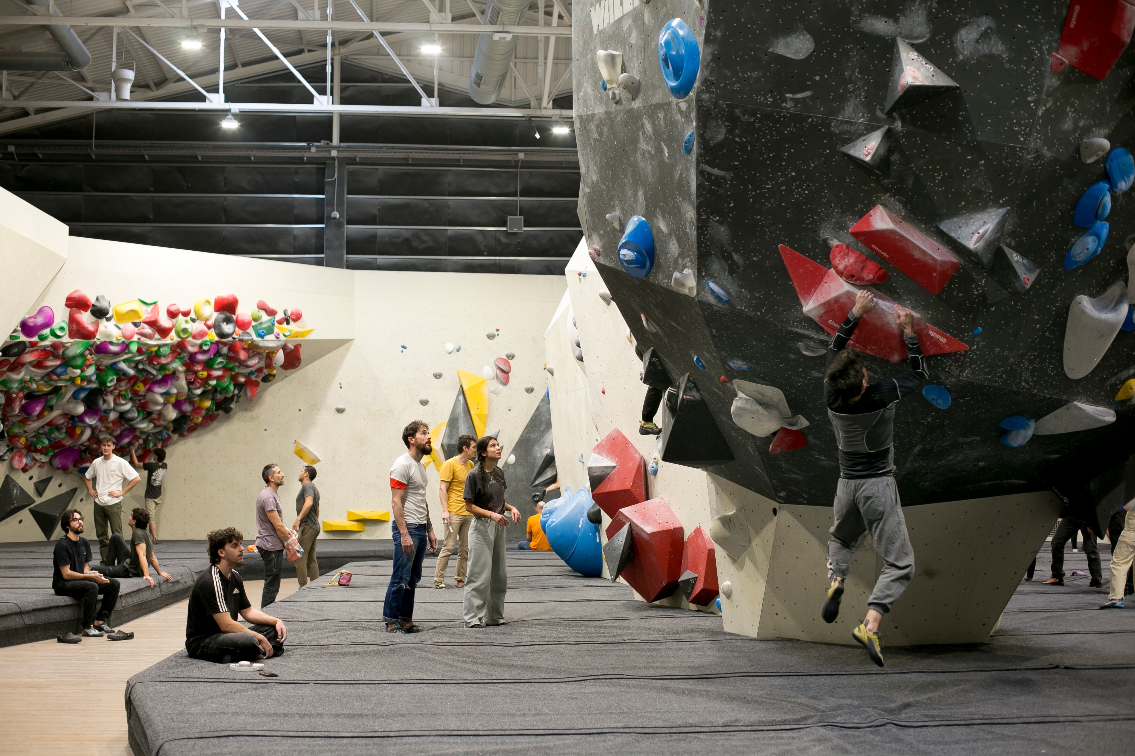 Zona de 'boulder' en el rocódromo de Sputnik situado en Las Rozas, Madrid.