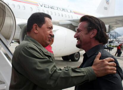 Hugo Chávez recibe a Sean Penn en Venezuela.