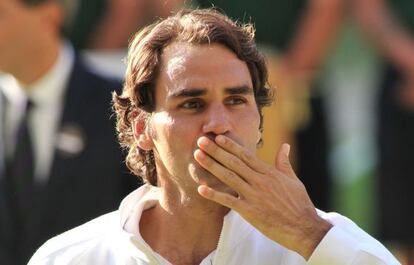 Federer lanza un beso a los aficionados.