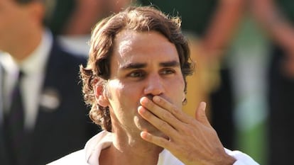 Federer lanza un beso a los aficionados.