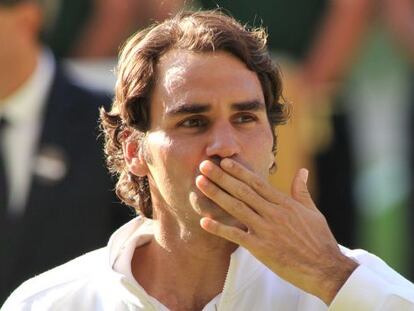 Federer lanza un beso a los aficionados.