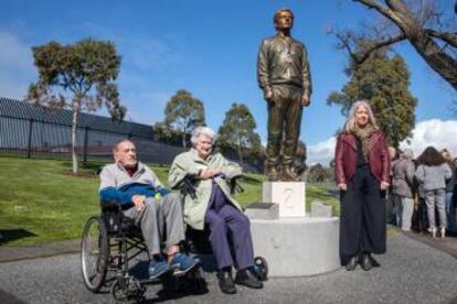De izquierda a derecha, el entrenador de Peter Norman, Neville Sillitoe, su madre, Thelma, y su hija, Janita, junto a la estatua.