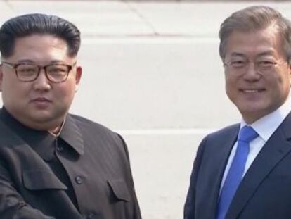Las sonrisas y apretones de manos han marcado el comienzo del encuentro entre Kim Jong-un y Moon Jae-in.