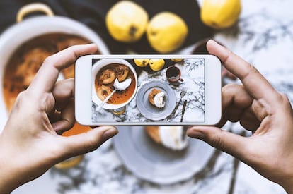 Poner una copa de vino o un coctel a medio llenar, objetos personales como un móvil o unas gafas de sol, y cualquier otra cosa que aporte color es indispensable para sacar la fotografía perfecta para Instagram.