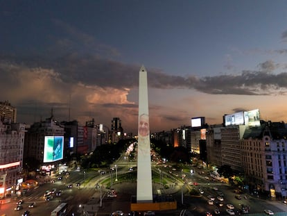 Una vista de drone muestra una imagen del papa Francisco proyectada en el Obelisco de Buenos Aires, este sábado. 