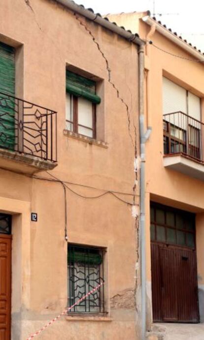 Casa desalojada por los problemas de seguridad causados por la grieta que la recorre de arriba abajo.