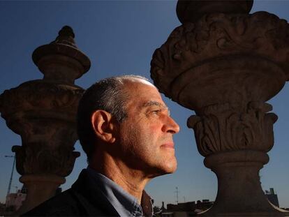 Ricardo Szwarcer, director del Grec, en la terraza del Palau de la Virreina.