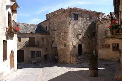 La Fundación Villa de Pedraza (www.pedraza.net) mantiene esta cárcel instalada en un edificio del siglo XIII, en la misma puerta de entrada al recinto amurallado (en la foto) de la villa de Pedraza, en Segovia, y organiza visitas guiadas por sus dos niveles de mazmorras: el superior, para delincuentes menores, y el sótano, destinado a los criminales de sangre, a quienes se arrojaba desde varios metros de altura, de manera que frecuentemente se rompían las piernas o los tobillos, reduciendo los riesgos de fuga. Los visitantes pueden descubrir las crueles condiciones de una cárcel medieval, así como los cepos y grilletes utilizados en ella.