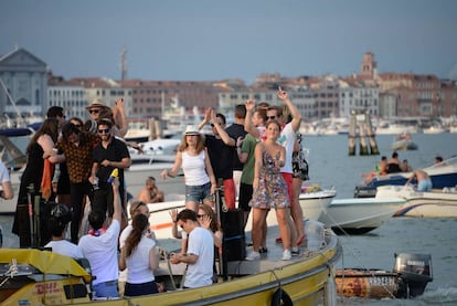 Turistas bailan en un barco, en Venecia, el pasado 14 de julio.