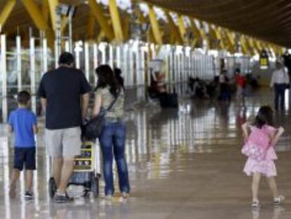 Varios viajeros en el aeropuerto Adolfo Su&aacute;rez Madrid-Barajas. 