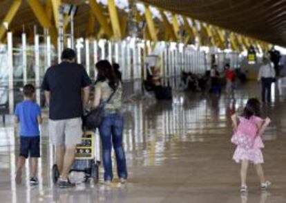 Varios viajeros en el aeropuerto Adolfo Su&aacute;rez Madrid-Barajas. 