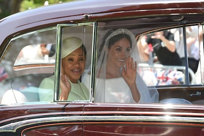 Meghan Markle (derecha) con su vestido de novia a la salida del hotel en el que ha pasado la noche junto a su madre Doria Rangland.