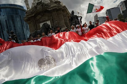 Ciudadanos se manifiestan contra la reforma judicial, el 11 de septiembre en el Ángel de la Independencia, en Ciudad de México.