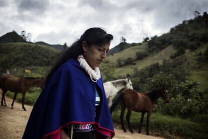 Jacinta recorre los aproximadamente dos kilometros que separan su casa en Las Tapias del centro de Silvia, que posee seis resguardos indígenas legalmente constituidos. Cada etnia posee su propia organización social y se encarga de velar y tomar decisiones para el desarrollo y bienestar de la misma comunidad. Las tejedoras de EnRedArte pertenecen a cinco grupos distintos y cada cual vuelca en sus creaciones los símbolos de su cultura y su identidad. Jacinta es fiscal de la red. Lo que significa que ella controla la calidad del trabajo antes de que estén listos para la venta.