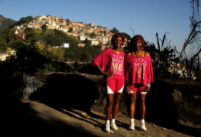 Silvana Batista, (esquerda), enfermeira aposentada de 49 anos, posa com sua mãe, Helena Batista, no Rio de Janeiro. Silvana e Helena têm medo e vivem em um bairro que sofre com o conflito entre quadrilhas rivais. Quando são perguntadas sobre os Jogos Olímpicos do Rio de Janeiro, dizem: “Estamos vivendo tempos difíceis e violentos na cidade, o fato de que toda a segurança nas ruas possa não ser suficiente nos preocupa”. Também esperam que o evento seja um sucesso e que as pessoas que vêm à cidade tenham uma boa experiência.