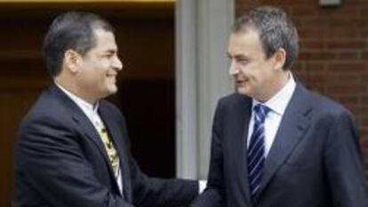El presidente de Ecuador, Rafael Correa, y su homólogo español, José Luis Rodríguez Zapatero, se saludan.