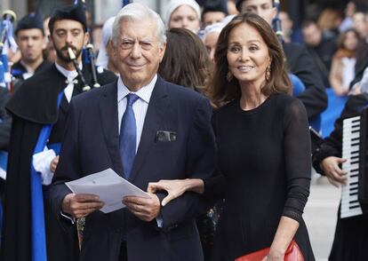 Mario Vargas Llosa e Isabel Preysler a su llegada a los premios Princesa de Asturias, el pasado octubre.