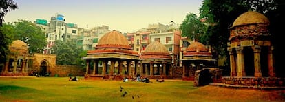 Monumentos en el gran parque de Hauz Khas Village, zona de moda de Nueva Delhi.