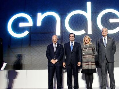 El consejero delegado de Enel, Francesco Starace con el presidente de Endesa, Borja Prado; la presidenta del grupo, Patrizia Grieco, y el consejero delegado de Endesa, Jos&eacute; Bogas, ayer en Madrid. 