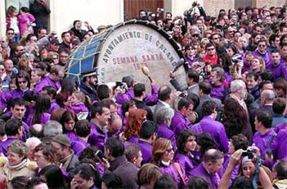 Desde 1973, los tambores de Calanda, en Teruel, marcan lo que se conoce como "rompida de la hora". Esta tradición aragonesa fue difundida internacionalmente por el cineasta Luis Buñuel.