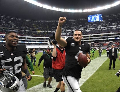 Derek Carr festeja el triunfo de los Raiders en el Azteca