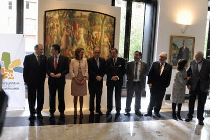 El <b><i>lehendakari</b></i> y la presidenta del Parlamento posan junto a sus antecesores en el cargo que acudieron a la celebración del aniversario de la Cámara y el escultor Néstor Basterretxea. De izquierda a derecha: Juan José Ibarretxe, Patxi López, Arantza Quiroga, Carlos Garaikoetxea, Juan José Pujana, Jesús Eguiguren, Joseba Leizaola, Izaskun Bilbao y Basterretxea.
Basterretxea saluda efusivo al final de su intervención, tras agradecer el reconocimiento de la Cámara.