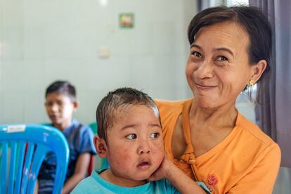 Un pequeño paciente bajo tratamiento con su madre en el hospital general de Mandalay.