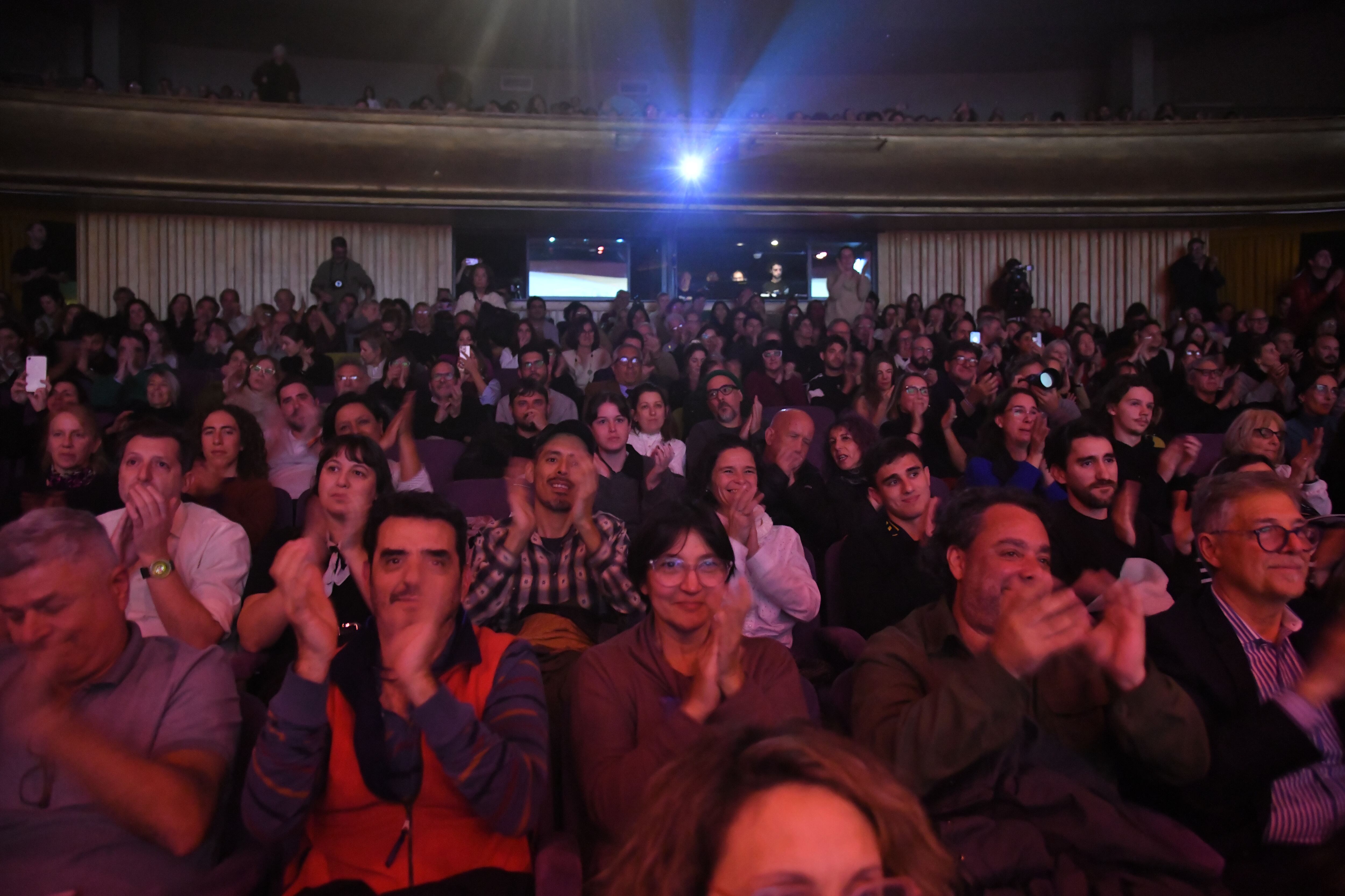 La sala lució llena.