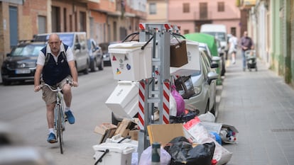 Bolsas de basura en las calles de Meliana (Valencia), en una imagen tomada el pasado lunes.