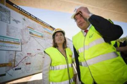 La ministra de Fomento, Ana Pastor (c), junto al consejero de Obras Públicas de Cantabria, Francisco Fernández Argueso (d), , durante su visita a las obras del último tramo que falta por finalizar en Cantabria de la Autovía del Cantábrico (A-8).