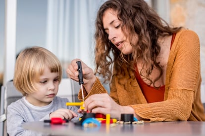 La nueva pareja del progenitor debe ser paciente con los hijos en el proceso de adaptación a la nueva situación familiar.