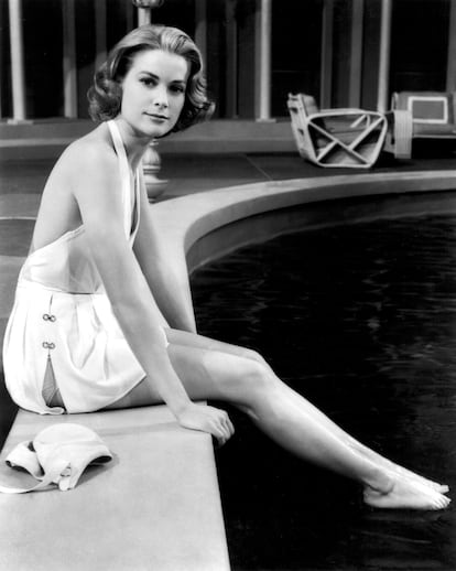  Grace Kelly en 1956. 'Alta sociedad' fue la última película de la actriz antes de convertirse en princesa de Mónaco. La película será recordada por el impecable bañador blanco de escote 'halter' que Kelly llevó como maestra absoluta de la elegancia.