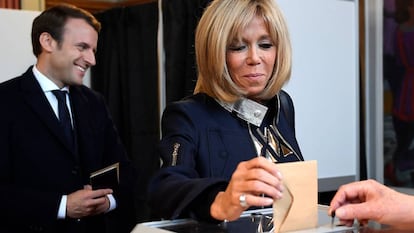 Brigitte Trogneux, mulher de Emmanuel Macron, deposita seu voto no colégio de Lhe Touquet, neste domingo.